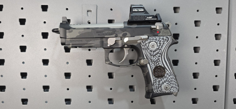 custom-beretta-m9a1-compact-blackbeards-customs-snow-topo-big-0
