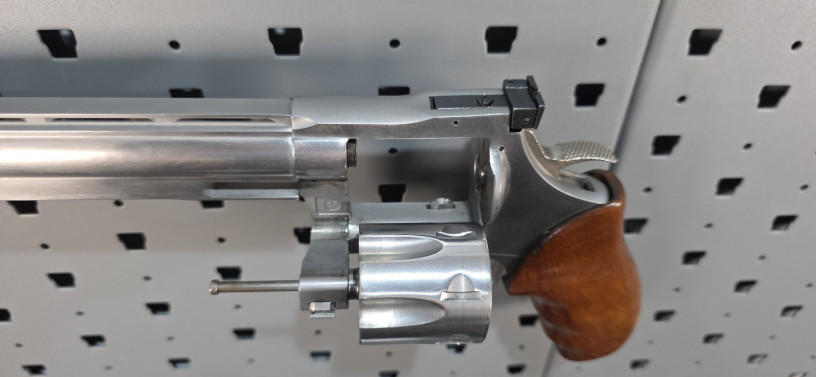 rare-dan-wesson-vh8-8-44-magnum-silhouette-revolver-big-16