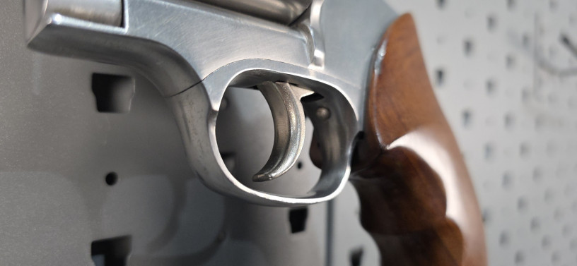 rare-dan-wesson-vh8-8-44-magnum-silhouette-revolver-big-10