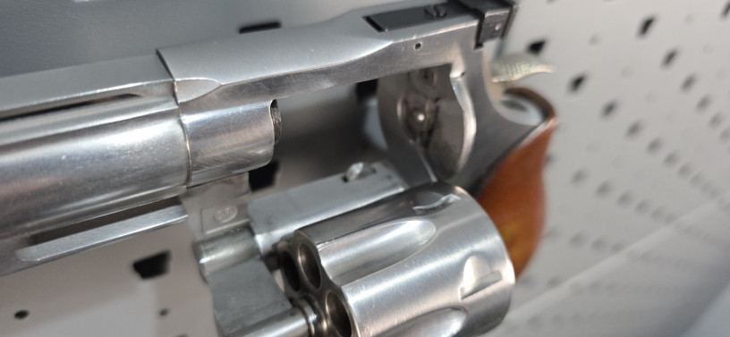 rare-dan-wesson-vh8-8-44-magnum-silhouette-revolver-big-19