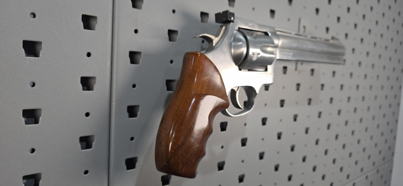 rare-dan-wesson-vh8-8-44-magnum-silhouette-revolver-big-28