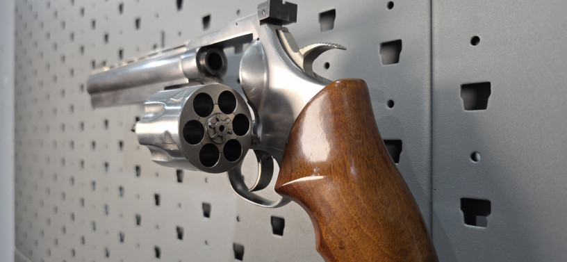 rare-dan-wesson-vh8-8-44-magnum-silhouette-revolver-big-15