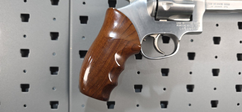 rare-dan-wesson-vh8-8-44-magnum-silhouette-revolver-big-27