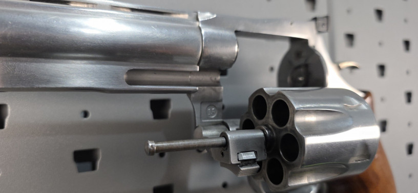 rare-dan-wesson-vh8-8-44-magnum-silhouette-revolver-big-17