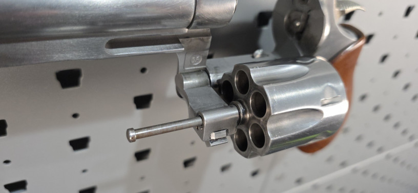 rare-dan-wesson-vh8-8-44-magnum-silhouette-revolver-big-18