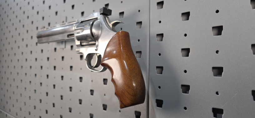 rare-dan-wesson-vh8-8-44-magnum-silhouette-revolver-big-5