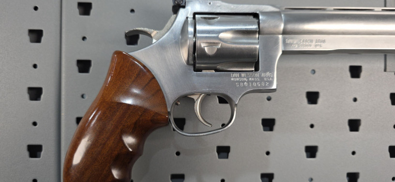 rare-dan-wesson-vh8-8-44-magnum-silhouette-revolver-big-26