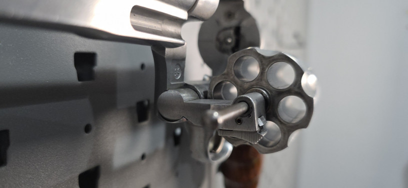 rare-dan-wesson-vh8-8-44-magnum-silhouette-revolver-big-21