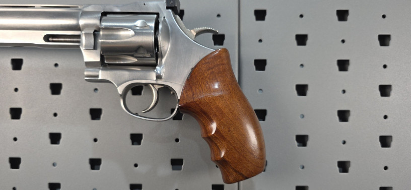 rare-dan-wesson-vh8-8-44-magnum-silhouette-revolver-big-4