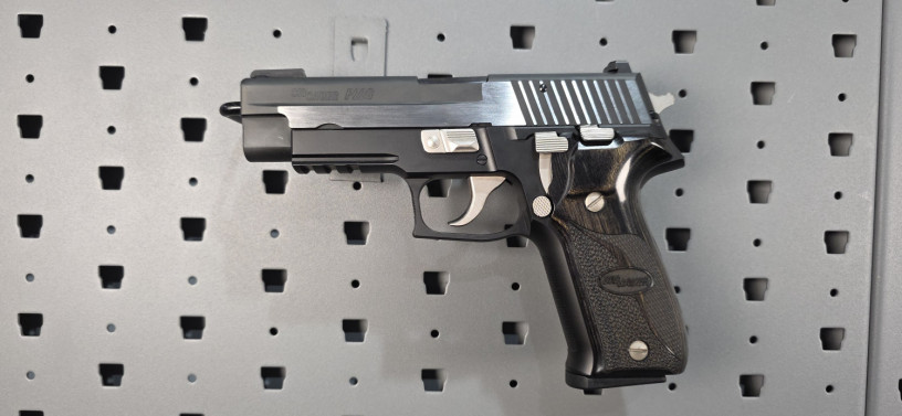 rare-sig-sauer-custom-shop-german-frame-p226-equinox-40-sw-big-0