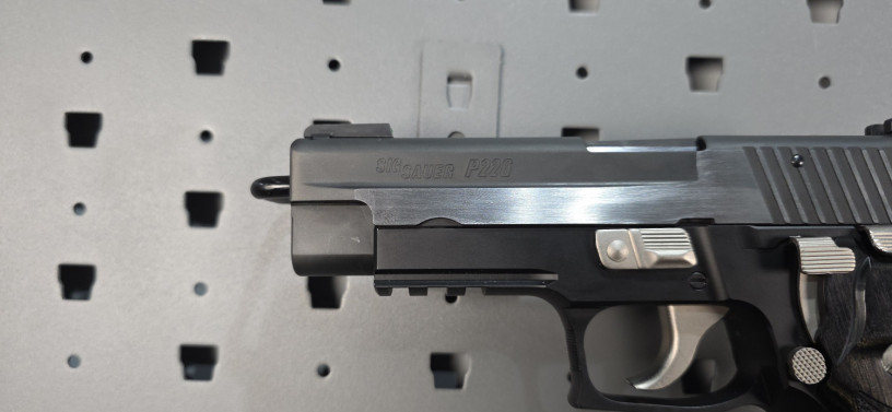 rare-sig-sauer-custom-shop-german-frame-p226-equinox-40-sw-big-2