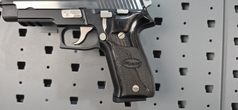 rare-sig-sauer-custom-shop-german-frame-p226-equinox-40-sw-big-4