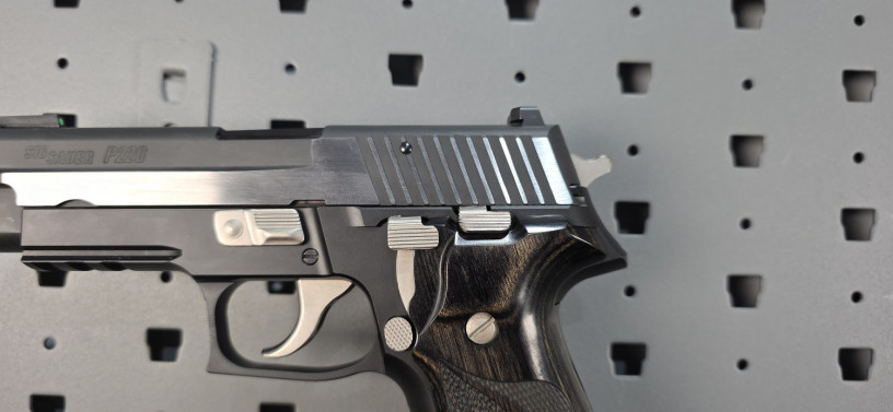 rare-sig-sauer-custom-shop-german-frame-p226-equinox-40-sw-big-3