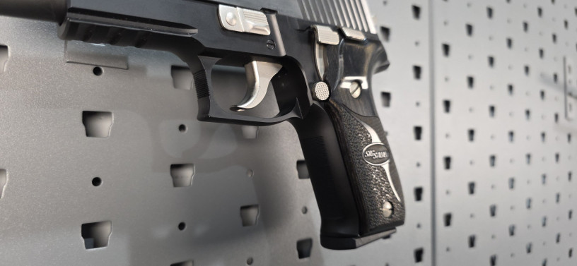 rare-sig-sauer-custom-shop-german-frame-p226-equinox-40-sw-big-7