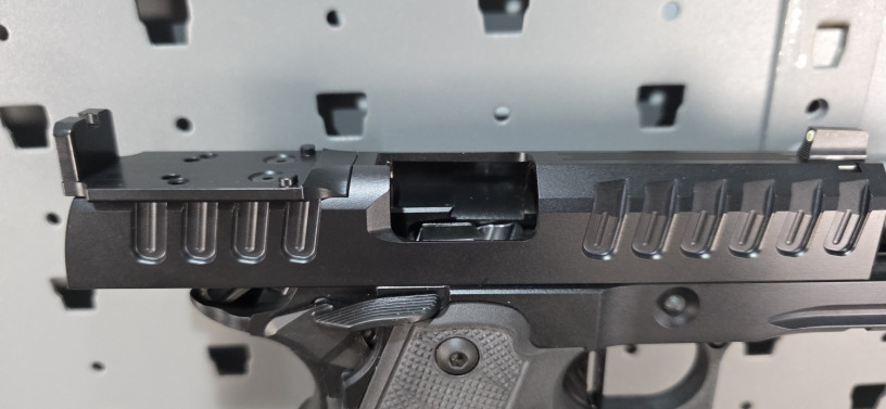 watchtower-apache-commander-425-2011-9mm-optic-ready-big-18